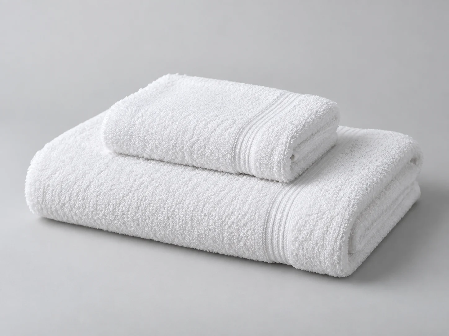 Serviettes de bain blanches pliées
